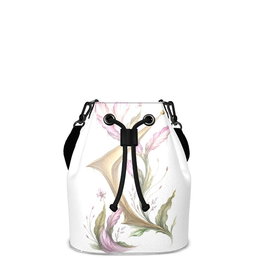 Pale Garden Bucket Bag | J'LŶASoftness is its own kind of strength.
Die J'LŶA Pale Garden Bucket Bag ist Poesie in Taschenform. Weißer Body mit schwarzem Kordelzug und Riemen – und einer luftigenBucket BagJ'LŶAJ'LŶAJ'LŶALeder Beuteltasche